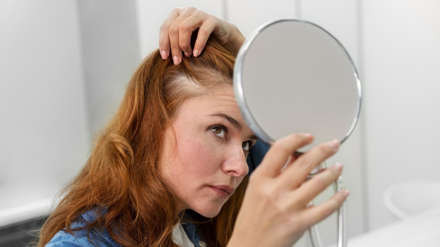 Dunnend haar is zowel voor mannen al voor vrouwen voor moeilijk te aanvaarden. Lees welke manieren we al gezien hebben om dunnend haar te verbergen.