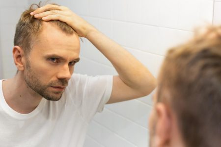 Een haarwerk geeft mensen met diverse haarproblemen een kapsel dat altijd in topvorm is. Daarom bestaan er verschillende types haarwerken.