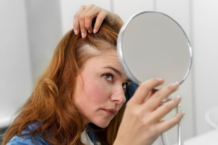 Dunnend haar is zowel voor mannen al voor vrouwen voor moeilijk te aanvaarden. Lees welke manieren we al gezien hebben om dunnend haar te verbergen.